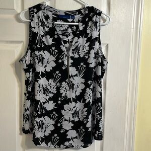 Apt. 9 sleeveless top  size medium. Black and gray